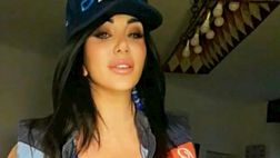 Marika Fruscio, l’attesa di Napoli-Milan è sexy: il decolleté è spettacolare