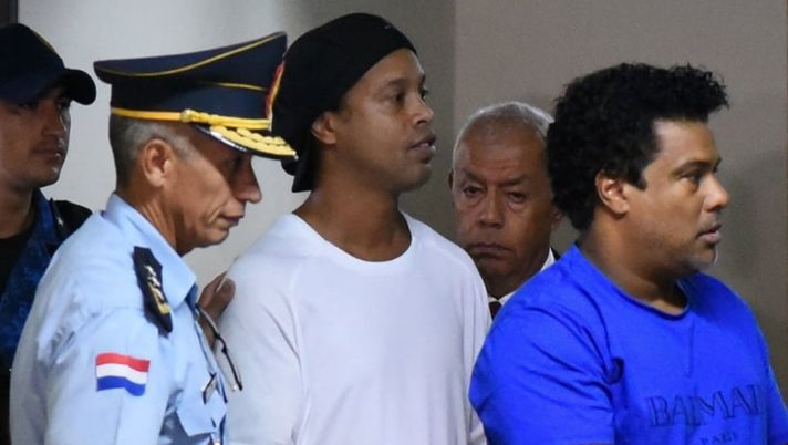 L’Equipe – Il compleanno in carcere, la discesa all’inferno di Ronaldinho: il declino dell’ex campione visto da Parigi