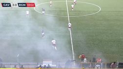 Reggina, crolla l’unica imbattuta in Italia: parapiglia, lanci di oggetti, mazze e petardi fra tifosi