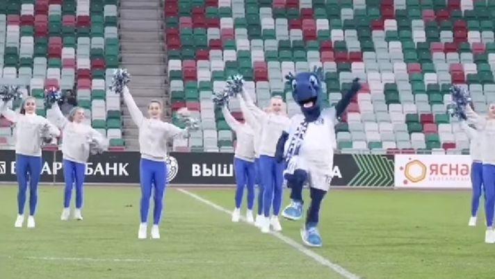 Adesso in Bielorussia ci sono anche le cheerleaders: i calciatori “Ci fanno giocare per i diritti televisivi”