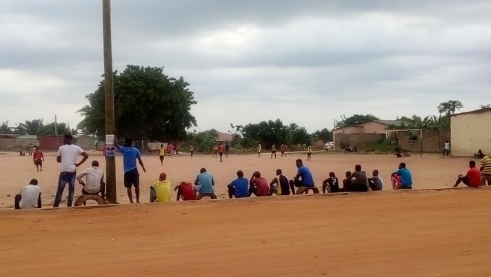 Calcio sospeso, divieti ignorati: Ablekuma, in Ghana giocano tutti insieme appassionatamente…