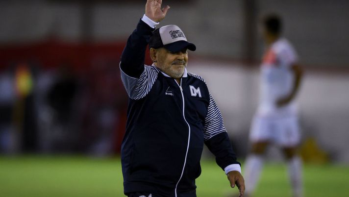 Maradona e l’intervista che non inizia mai: i tifosi cantano e Diego si mette a saltare con loro…
