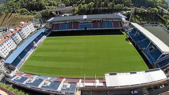 Incendio in discarica, odori nell’aria, Eibar e Real Sociedad convocano i giocatori per il derby: ma non si gioca