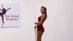 VIDEO / Ludovica in versione acrobatica. La Pagani fa pole dance e fa impazzire il web