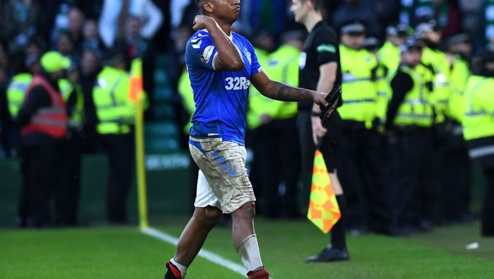 Vi taglio la gola: l’espulso Morelos fa un gestaggio ai tifosi del Celtic e non si gode la vittoria dei Rangers