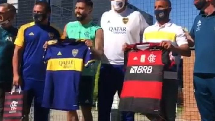 Veleno da derby, il Boca Juniors a Gabigol: “Hai battuto il River Plate in finale, ecco in regalo la nostra maglia”