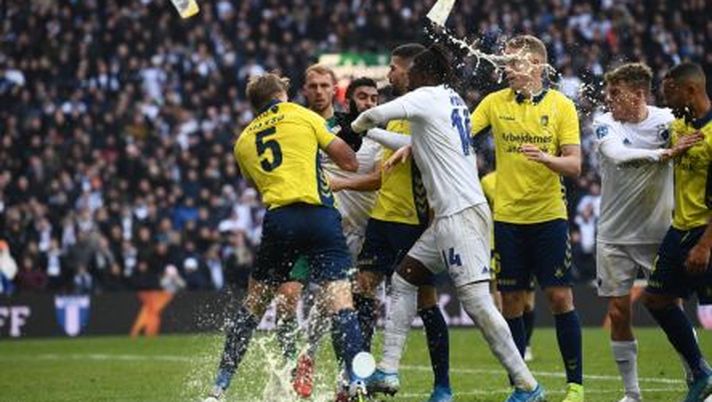 Derby-acquitrino al Parken di Copenhagen: gol decisivo al 90esimo e danza a torso nudo sotto la curva!