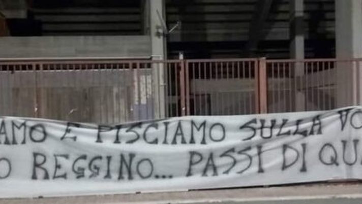 Derby Reggina-Cosenza, lo striscione della “pisciata” non passa inosservato: 3 Daspo per un totale di 14 anni!