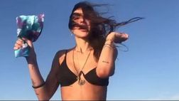 VIDEO / Chiara Biasi, balletto in barca in mezzo al mare: così intriga i suoi follower