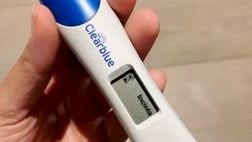 L’annuncio della compagna di Berardi con il test in bella mostra: è incinta